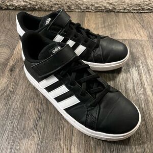 Adidas Kids Black and White Sneakers | size 4